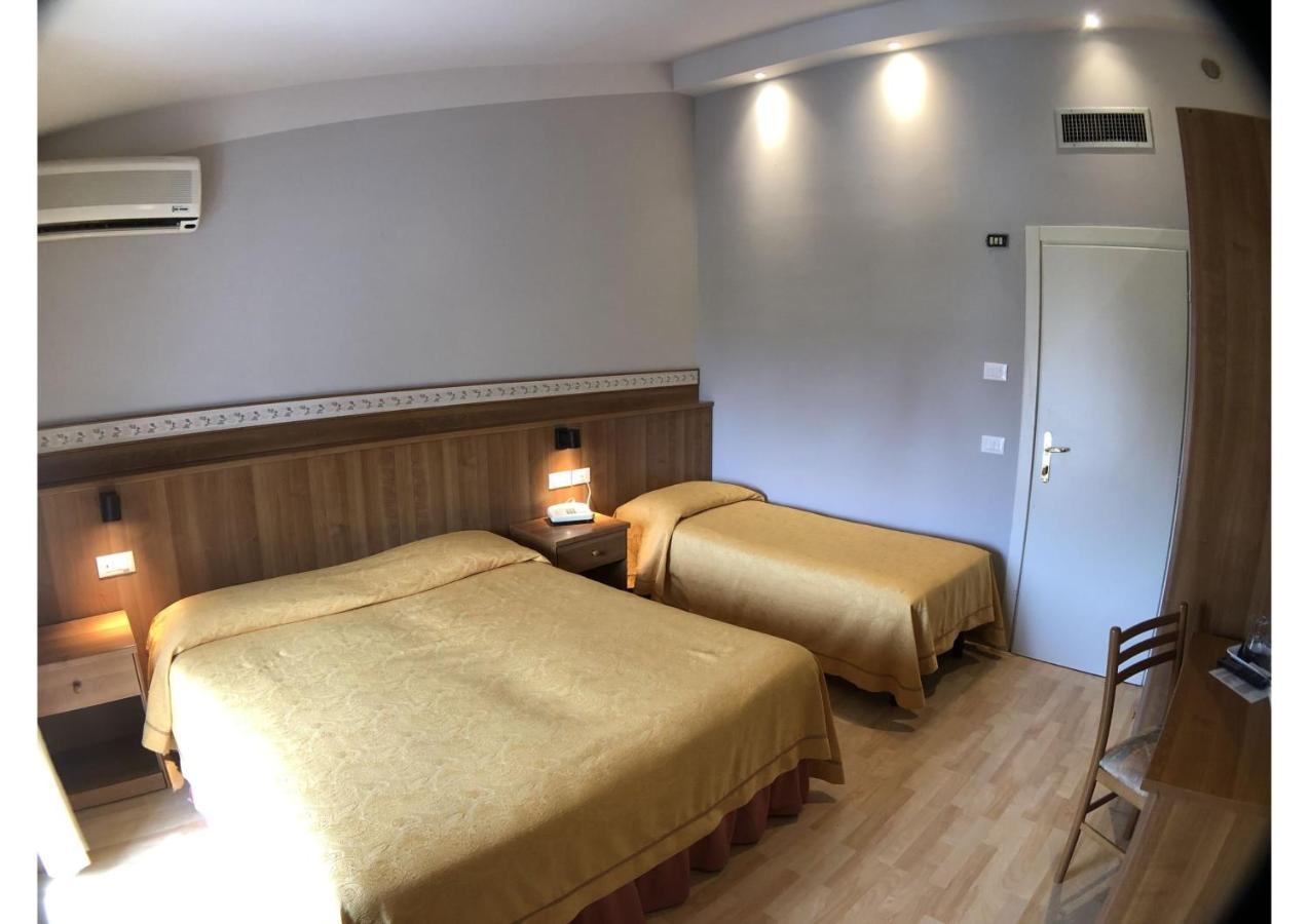 Hotel La Bussola Padenghe sul Garda Exterior foto